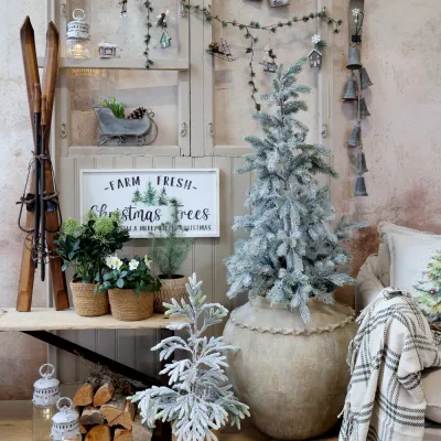 skylt-antikvit-med-gröna-granar-text-i-svart-från-chic-antique