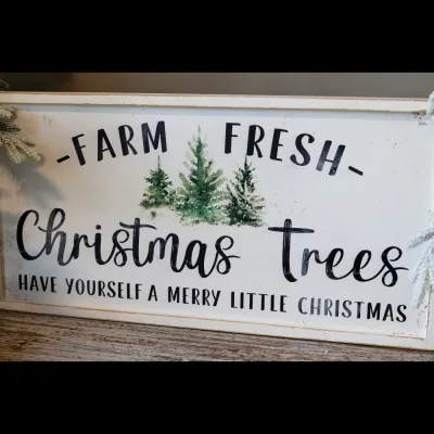 skylt-antikvit-med-gröna-granar-text-i-svart-från-chic-antique