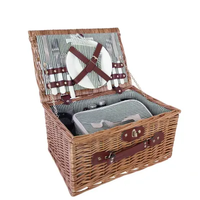 picknickkorg-med-bestick-glas-tallrikar-small