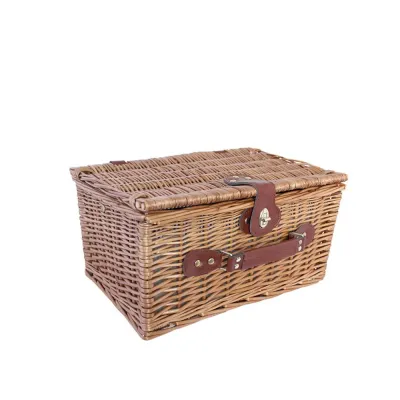 picknickkorg-med-bestick-glas-tallrikar-small