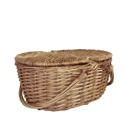 Klassisk picknickkorg i flätad pil med en isolerad rödrutig kylväska inuti från Strömshaga.
