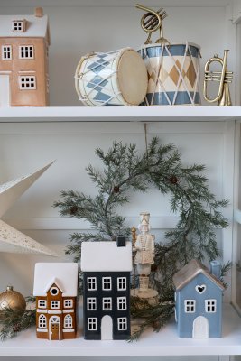 En julhylla uppdukad med Chamonix-hus och juldetaljer.