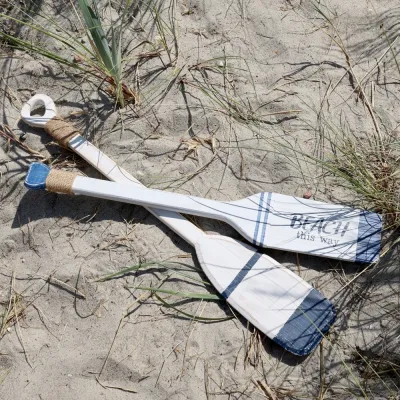 En av vardera åra från Chic Antique liggande i sanden på stranden