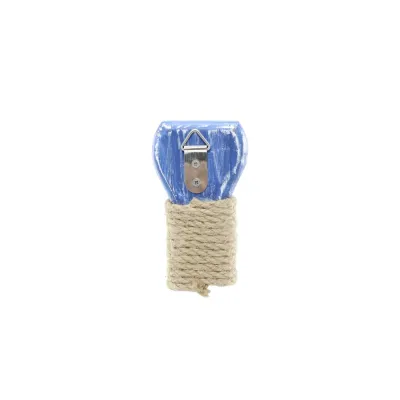 Den ljusblåmålade toppen av åran på Chic Antiques dekorationsåra med slitna detaljer för en autentisk look.