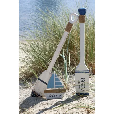 Ljusblå och vit träåra från Chic Antique i strandmiljö vid havet