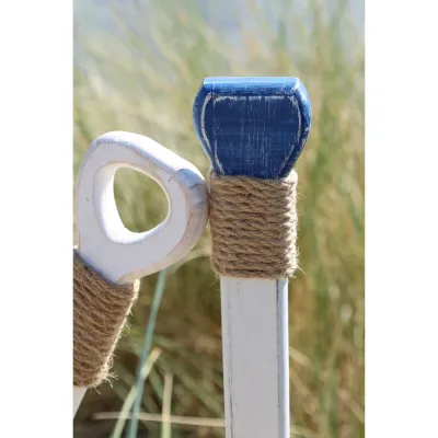 Grovt lindat hampasnöre vid handtaget på en marin dekorationsåra, rustik hantverkskänsla.