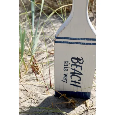 Detaljbild på texten Beach this way tryckt på den patinerade ytan av träåran från Chic Antique.