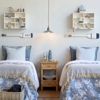 Ljusblå och vit träåra som väggdekoration i ett rum med New England-stil eller marin inredning.