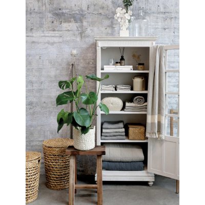 vitrinskåp-i-antikvitt-med-en-dörr