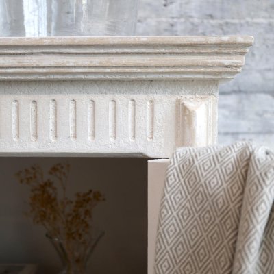 vitrinskåp-i-antikvitt-med-en-dörr