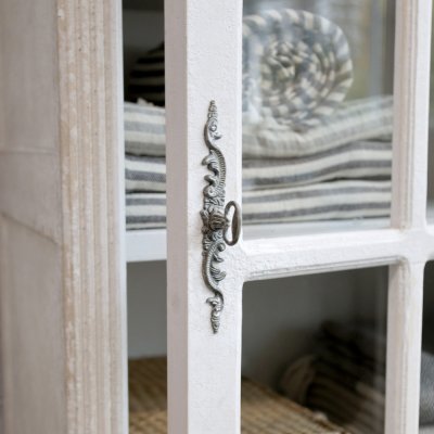 vitrinskåp-i-antikvitt-med-en-dörr