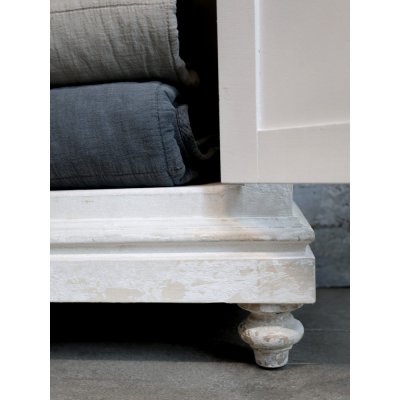 vitrinskåp-i-antikvitt-med-en-dörr