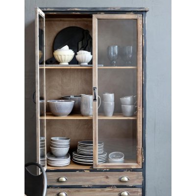 vitrinskåp-med-två-dörrar-och-fyra-lådor-väderbiten-och-svart