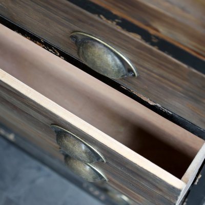 vitrinskåp-med-två-dörrar-och-fyra-lådor-väderbiten-och-svart