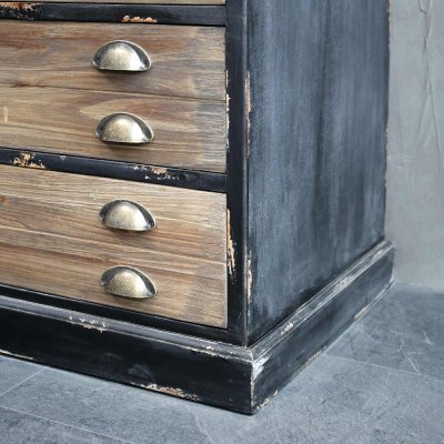 vitrinskåp-med-två-dörrar-och-fyra-lådor-väderbiten-och-svart