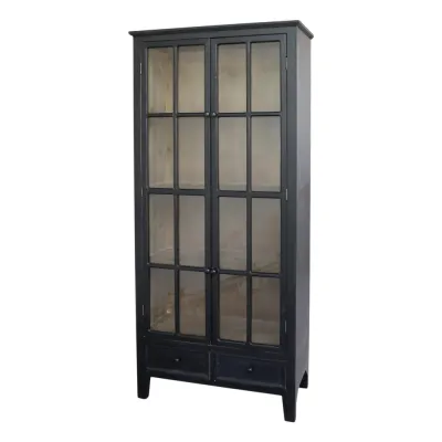 svart-vitrinskåp-med-spröjs-träfärgad-insida