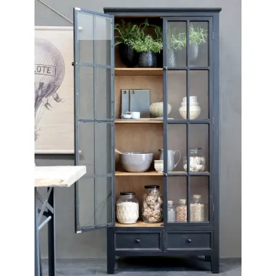 svart-vitrinskåp-med-spröjs-träfärgad-insida