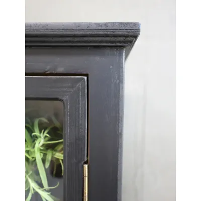 svart-vitrinskåp-med-spröjs-träfärgad-insida