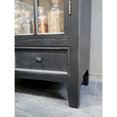 svart-vitrinskåp-med-spröjs-träfärgad-insida