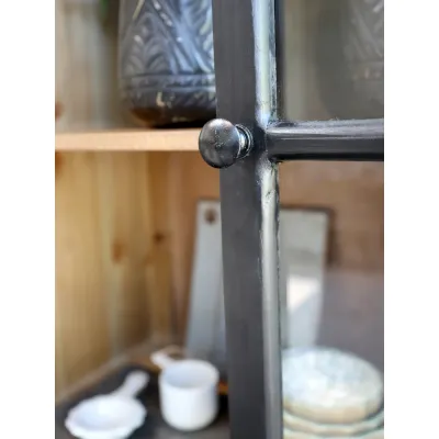 svart-vitrinskåp-med-spröjs-träfärgad-insida