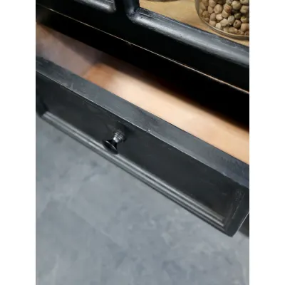 svart-vitrinskåp-med-spröjs-träfärgad-insida