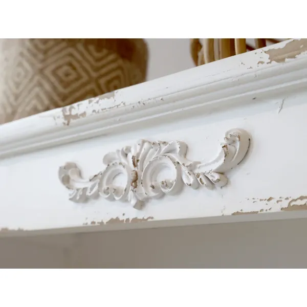 Close-up of the wooden ornament for the Jacqueline bookcase in antique cream from Chic Antique.