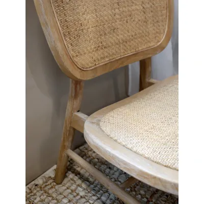 naturfärgad-loungestol-med-rottingflätning