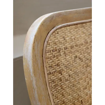 naturfärgad-loungestol-med-rottingflätning