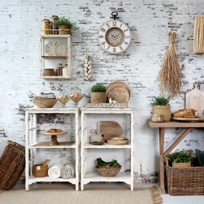 dekorativ-bokhylla-i-antik-creme-med-sliten-patina