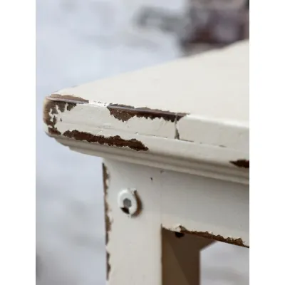 dekorativ-bokhylla-i-antik-creme-med-sliten-patina