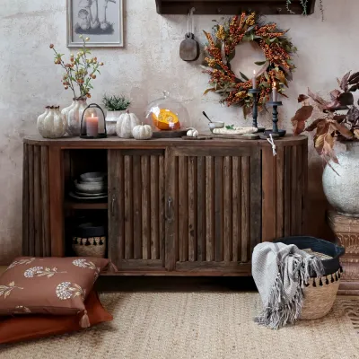 Rustik Grimaud skänk i återvunnet trä från Chic Antique i lantligt vardagsrum med naturmaterial