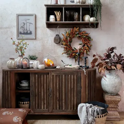 Grimaud skänk med dekorativa detaljer och förvaring bakom skjutdörrar