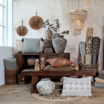 Skänk med skjutdörrar och patinerad träyta i varm och ombonad miljö