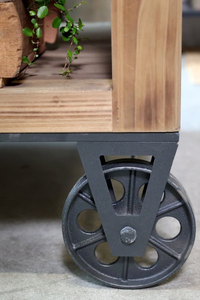 Detaljbild på de svarta hjulen för köksön i trä från Chic Antique.