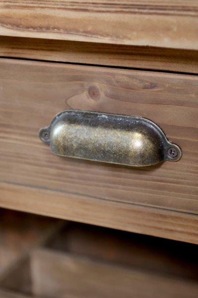 Detaljbild på handtag i antikmässing för låda på köksö i trä från Chic Antique.