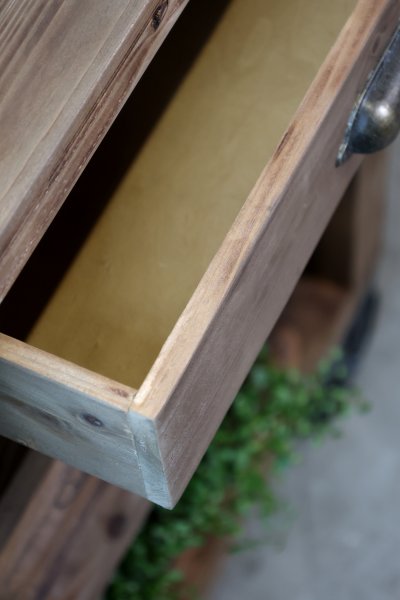 Detaljbild i låda för köksö i trä från Chic Antique.