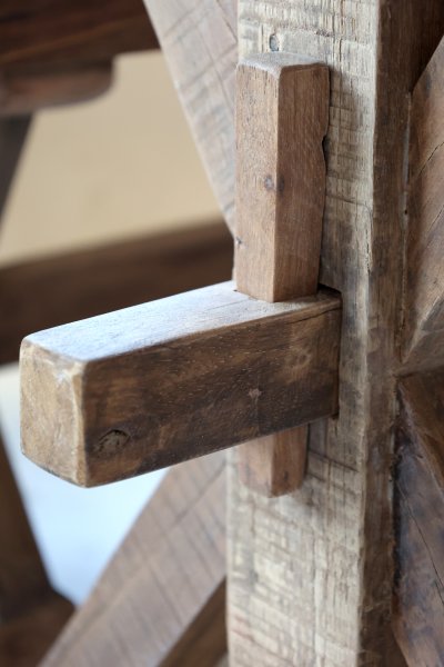 Detaljbild på konstruktion för bänken Grimaud från Chic Antique.