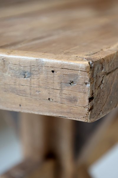Detaljbild på det återvunna träet för bänk Grimaud från Chic Antique.