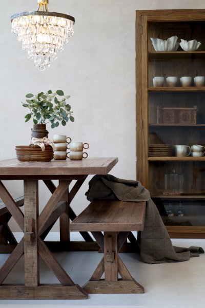 Matbordet Grimaud från Chic Antique sett från sidan i rustik lantlig köksmiljö.