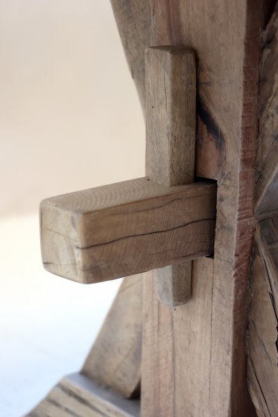 Detaljbild utav konstruktion för matbord Grimaud från Chic Antique.