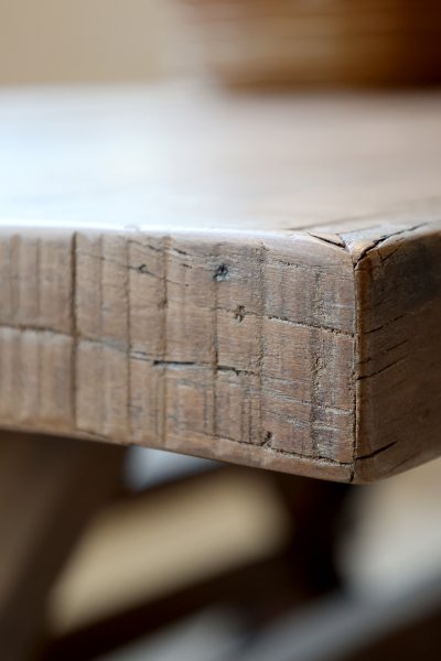 Detaljbild av det återvunna träet för matbord Grimaud från Chic Antique.