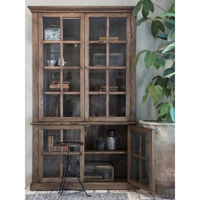 Detaljbild av vitrinskåp Marseille Natur med en öppen dörr, som visar de rymliga hyllplanen och skåpets gedigna insida i trä.