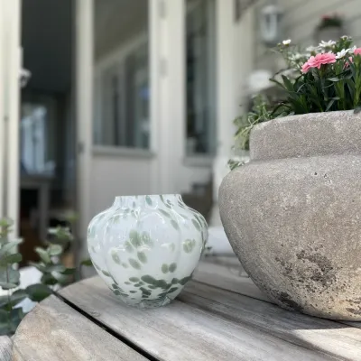 glasvas-vit-och-grönmelerad