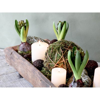 bordsdekoration-grimaud-snidad-träbricka