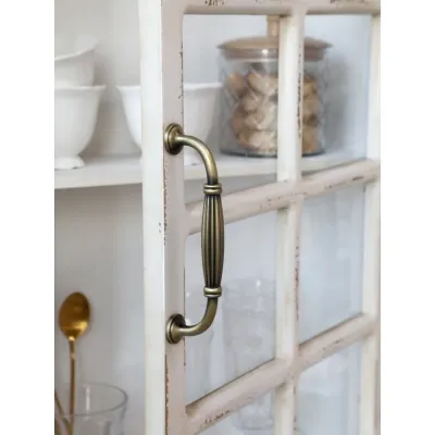 väggskåp-med-glasdörr-i-antik-creme