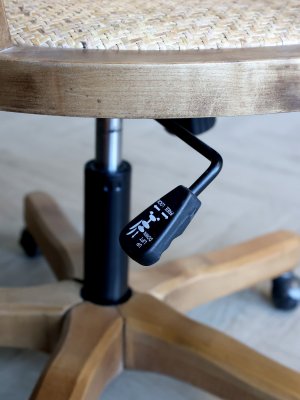 kontorstol-i-trä-och-rotting