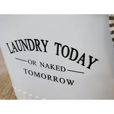 tvättkorg-på-hjul-i-vit-metall