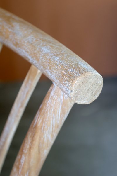 Detaljbild av ovandelen av den franska matstolen med kryssrygg från Chic Antique.