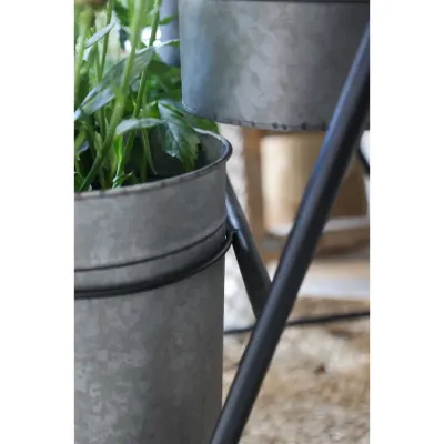 blomhylla-med-nio-zinkhinkar