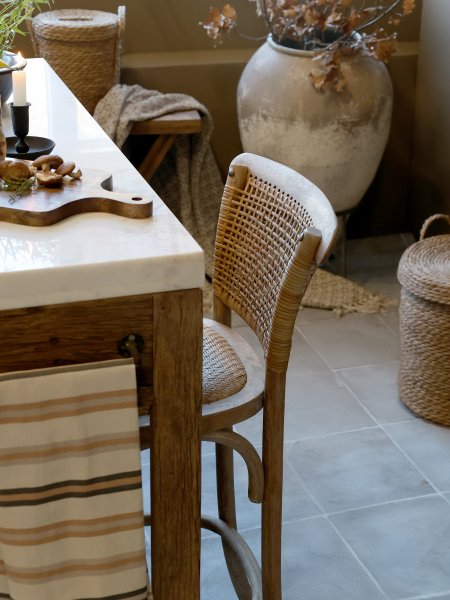 Fransk barstol från Chic Antique vi den köksö.